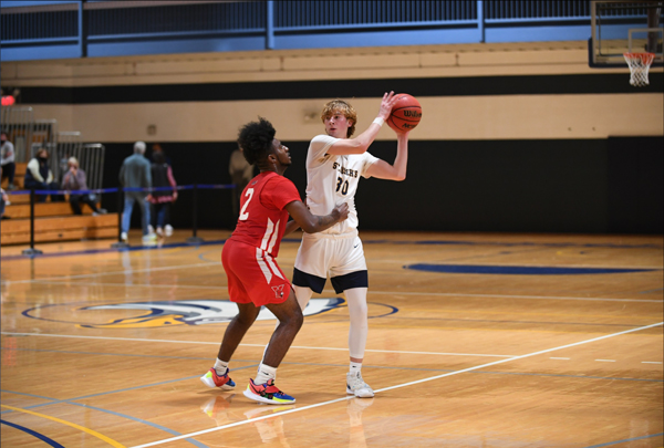Ryan McNeely ’24 playing basketball at SJC Long Island.